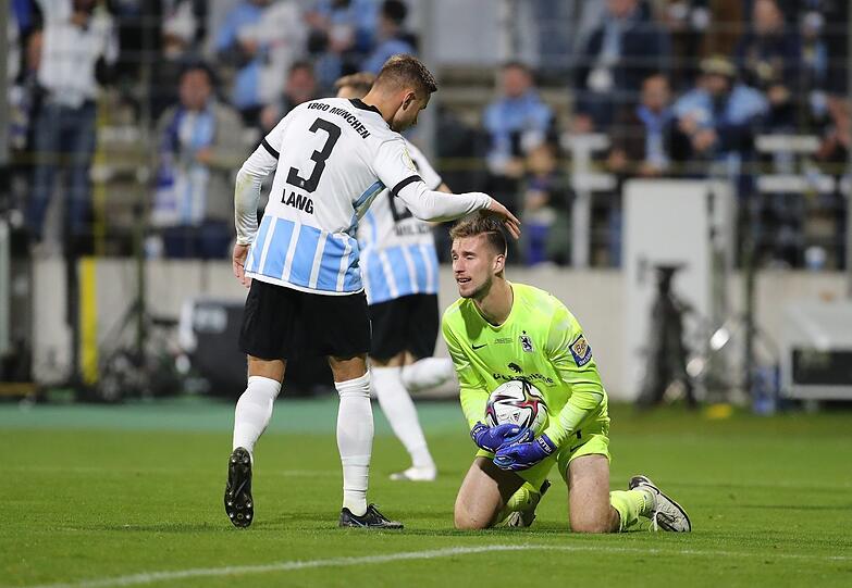 Bravo: Niklas Lang (l.) gratuliert Torwart Marco Hiller.