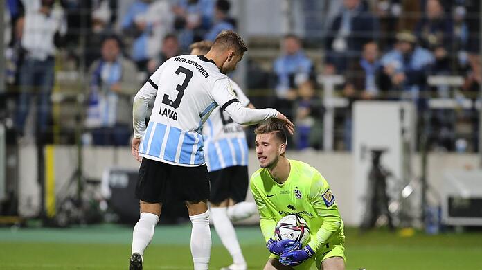 Bravo: Niklas Lang (l.) gratuliert Torwart Marco Hiller.