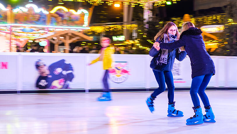 Die große Eisfläche lädt zum Schlittschuhlaufen und Eisstockschießen ein. Die große Eisfläche lädt zum Schlittschuhlaufen und Eisstockschießen ein.