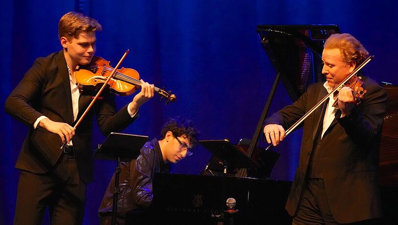 Tassilo Probst und Daniel Hope (re.) spielen mit Maxim Lando in der Freiheitshalle bei "Stars and Rising Stars". Tassilo Probst und Daniel Hope (re.) spielen mit Maxim Lando in der Freiheitshalle bei "Stars and Rising Stars".