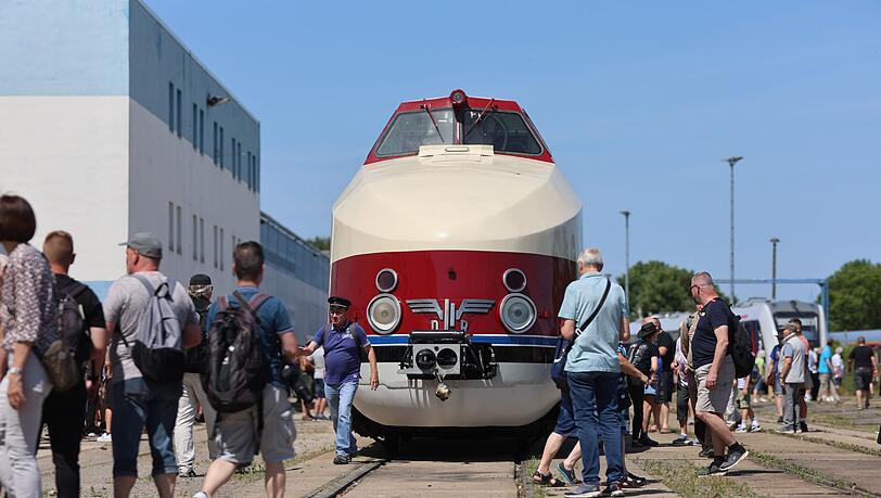 Schon bald soll der aufgearbeitete Zug wieder mit Passagieren auf der Schiene rollen.