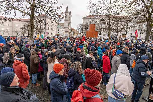 Am Samstag kommen 1200 Menschen zur &bdquo;Pr&uuml;f-Demo&ldquo; auf den Geschwister-Scholl-Platz.