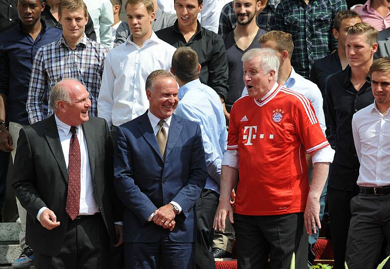 Horst Seehofer lud die Bayern anlässlich des Triumphes in der Vorsaison ein. Hier die Bilder vom offiziellen Empfang in der Staatskanzlei.