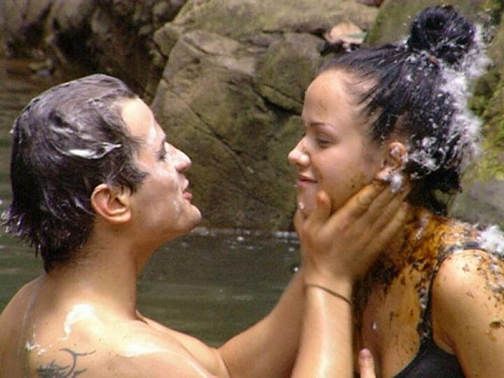 Nach der sechsten Staffel entstand dann das erste Dschungelcamp-Baby. Ex-"DSDS"-Kandidatin und Sängerin Kim Gloss (21, "Holy Night") und Rocco Stark (27, "Is it Love"), der Sohn von Uwe Ochsenknecht, verliebten sich ineinander. Die beiden waren auch nach der Show noch ein gern gesehenes Pärchen auf den roten Teppichen.