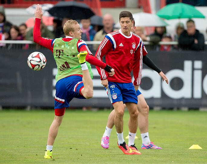 Robert Lewandowski (r) und Sebastian Rode.