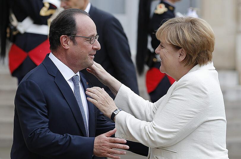 Frankreichs Präsident Hollande empängt Kanzlerin Merkel in Paris. Foto: Yoan Valat