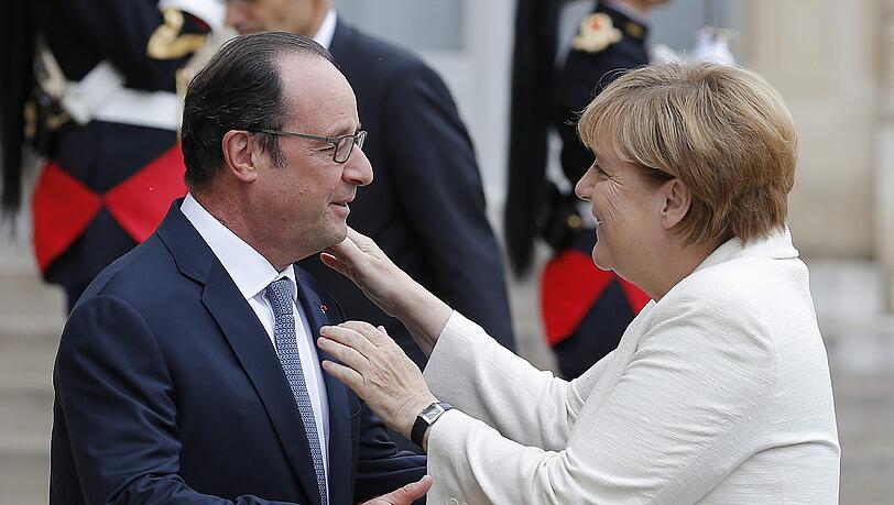 Frankreichs Präsident Hollande empängt Kanzlerin Merkel in Paris. Foto: Yoan Valat Frankreichs Präsident Hollande empängt Kanzlerin Merkel in Paris. Foto: Yoan Valat