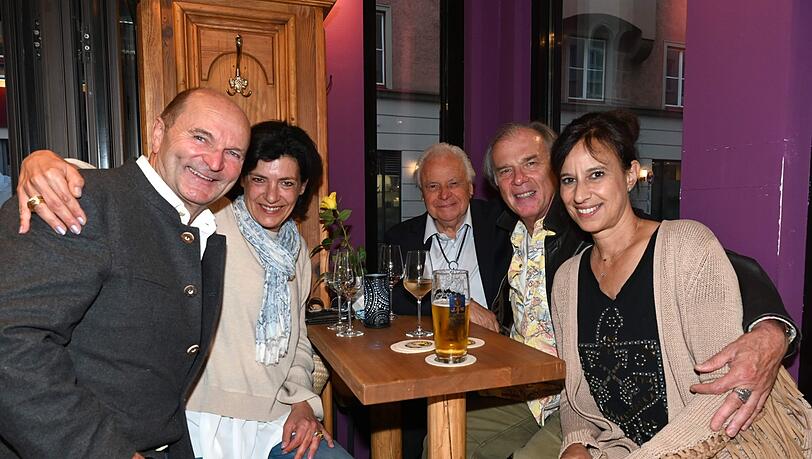 Illustre Runde (v. l.): Sepp Krätz, Niki Schnelldorfer, Eckart Witzigmann, Wolfgang Fierek mit Frau Djamila (haben im August Silberne Hochzeit). Illustre Runde (v. l.): Sepp Krätz, Niki Schnelldorfer, Eckart Witzigmann, Wolfgang Fierek mit Frau Djamila (haben im August Silberne Hochzeit).