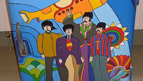 Mit Beatles handbemalter Kühlschrank, Foto: Margit Boeckh Mit Beatles handbemalter Kühlschrank, Foto: Margit Boeckh