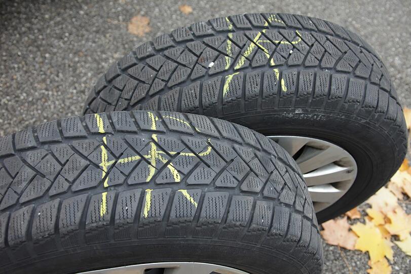 Der Reifen und die Felge montierte der Dieb vom Auto ab. (Symbolbild)