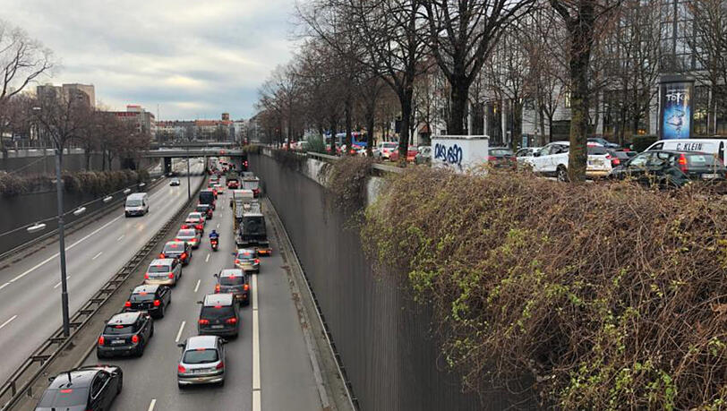 An der Garmischer Straße geht unten wie oben nichts mehr. An der Garmischer Straße geht unten wie oben nichts mehr.