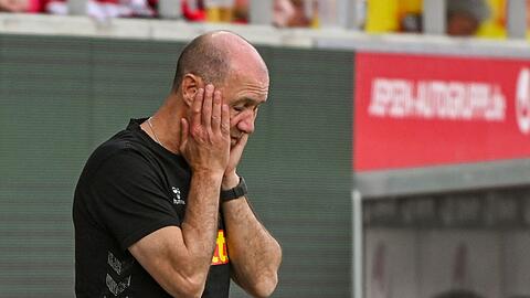 Trainer Joe Enochs von Regensburg reagiert am Spielfeldrand.