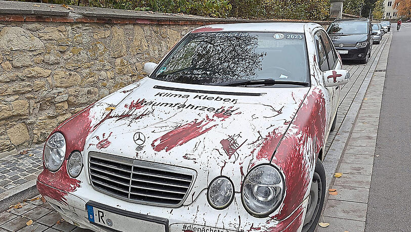 Als sei der Fahrer gerade mitten in eine Menschenmenge hinein gerast, sieht die Rallye-Bemalung des "Klima Kleber Räumfahrzeugs" aus.