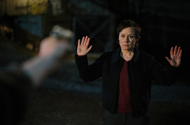 Franziska Tobler (Eva Löbau) ist auf den Hof gekommen, um ihren abgetauchten Kollegen zu suchen. Und sieht sich plötzlich einer Pistolenmündung gegenüber. Franziska Tobler (Eva Löbau) ist auf den Hof gekommen, um ihren abgetauchten Kollegen zu suchen. Und sieht sich plötzlich einer Pistolenmündung gegenüber.