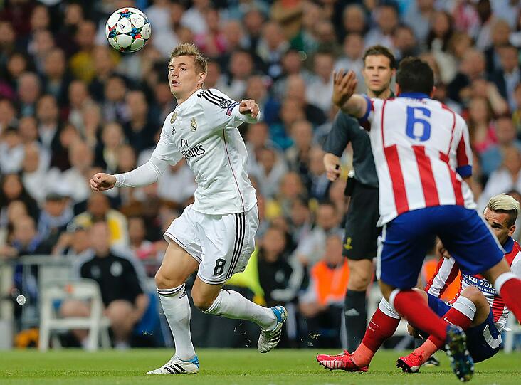 Ex-Bayer Toni Kroos (Real Madrid) überläuft Koke (rechts) von Atletico Madrid.