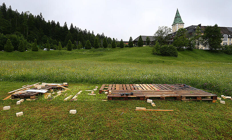 Fast nichts mehr übrig: Die Holztribüne für das Gruppenbild der Spitzenpolitiker der G7 wird abgebaut.