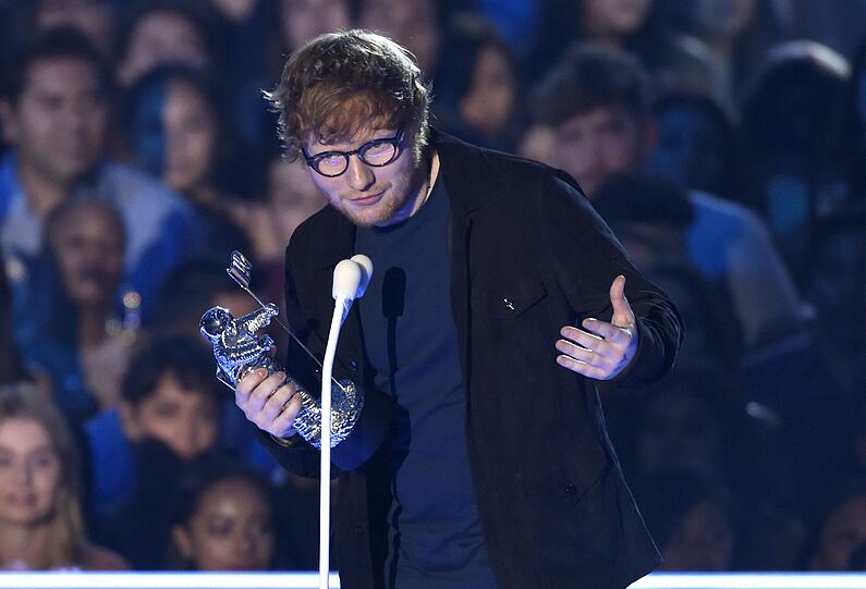 Top: Ed Sheeran bleibt seinem Look mit Shirt und Jacke treu