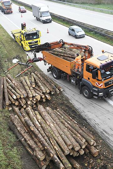 Die Ladung des Holzlasters musste umgeladen werden, daraufhin konnte das Wrack geborgen werden.