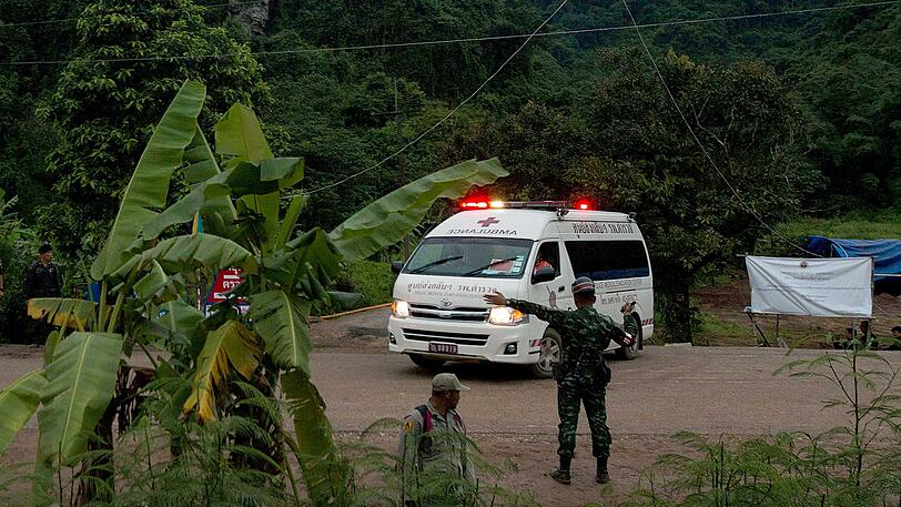 Ein Rettungswagen verlässt das Höhlengelände in Thailand.