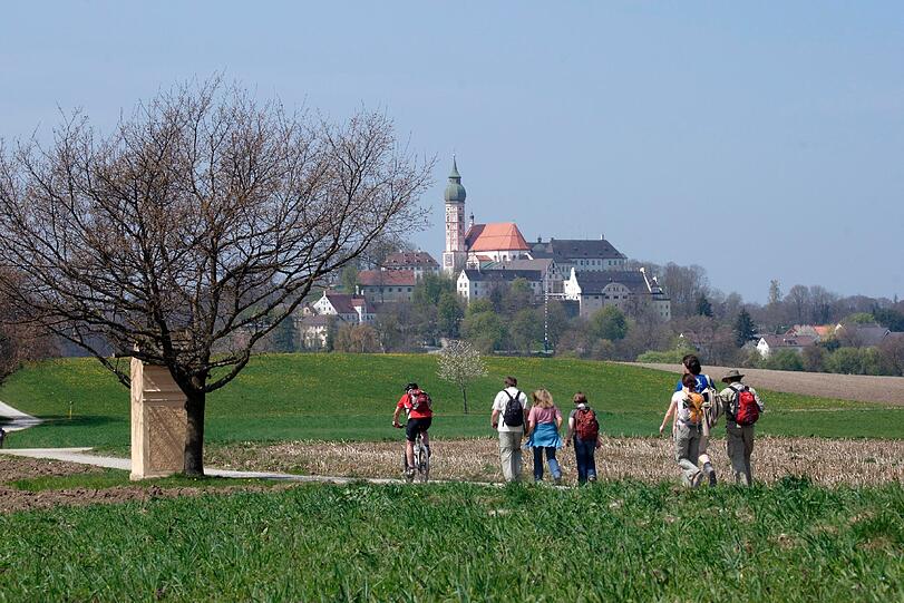 In Pasing veranstaltet der Pfarrverband eine Fronleichnamsprozession. Außerdem gibt es eine Wallfahrt nach Andechs.