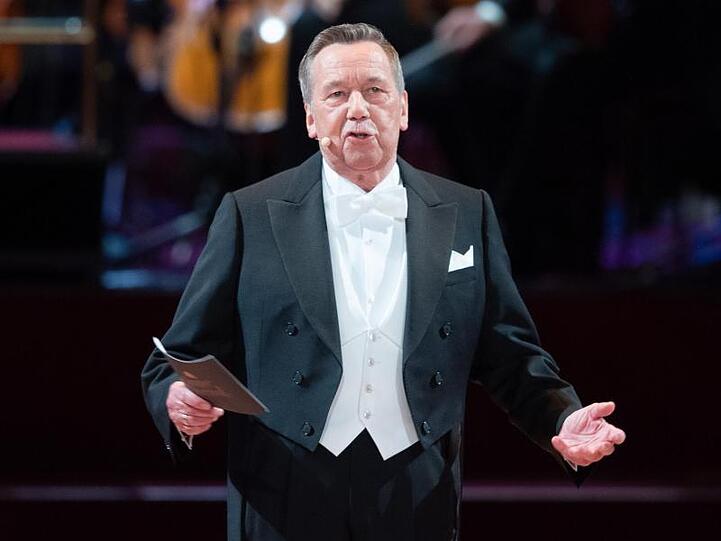 Roland Kaiser als Gastgeber des 15. Semperopernballs auf der Bühne.