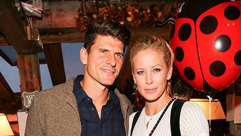 Mario Gomez und Frau Carina Wanzung werden wieder Eltern. (Archivbild)