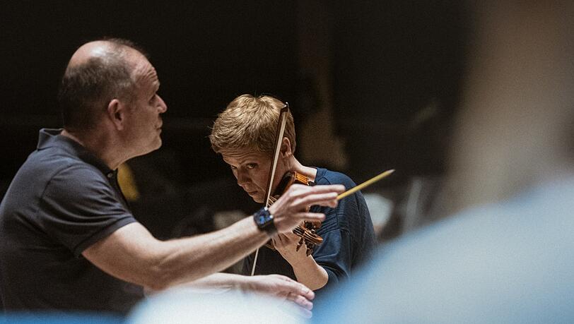 Isabelle Faust und François-Xavier Roth bei einer Probe. Isabelle Faust und François-Xavier Roth bei einer Probe.