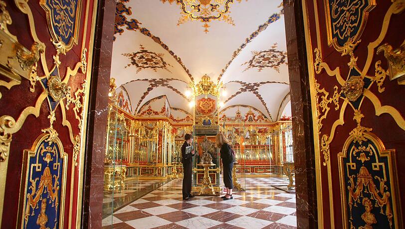 Besucher im Juwelenzimmer anlässlich der Wiedereröffnung des Grünen Gewölbes im Dresdner Schloss.