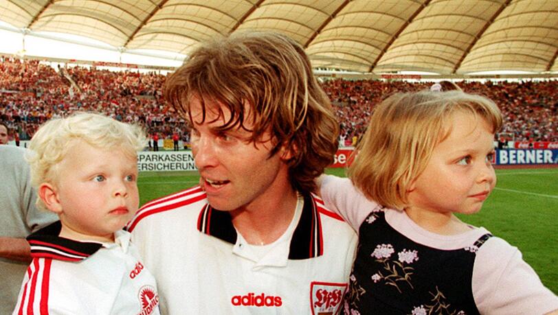 Frank Verlaat (VfB Stuttgart) mit Sohn Jesper und Tochter Bibi. Frank Verlaat (VfB Stuttgart) mit Sohn Jesper und Tochter Bibi.