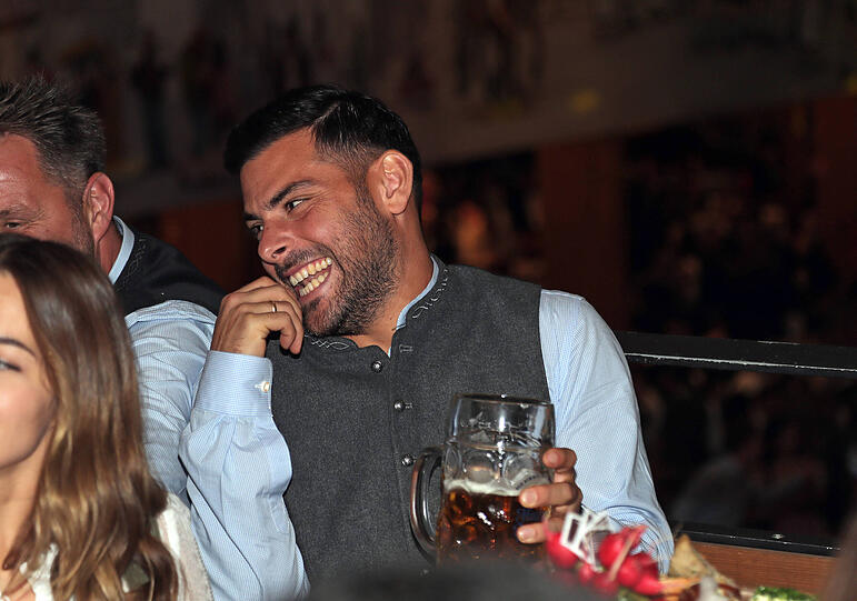 Kevin Volland gut gelaunt am Wiesntisch.