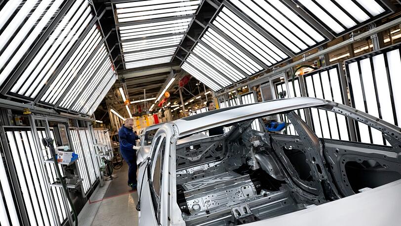 Deutsche Unternehmen haben viele Jobs ins Ausland verlagert, vor allem in die Produktion (Archivbild)