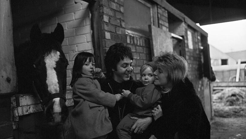 Paul und Linda McCartney mit Familie in ihrem Haus und Hof 1974.