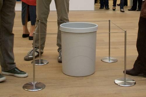 Kunst oder nicht Kunst? Das fragten sich zahlreiche Besucher angesichts der Spontan-Installation - dabei sollte der Eimer nur Regentropfen auffangen.