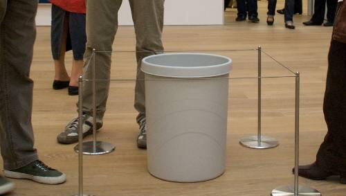 Kunst oder nicht Kunst? Das fragten sich zahlreiche Besucher angesichts der Spontan-Installation - dabei sollte der Eimer nur Regentropfen auffangen. Kunst oder nicht Kunst? Das fragten sich zahlreiche Besucher angesichts der Spontan-Installation - dabei sollte der Eimer nur Regentropfen auffangen.