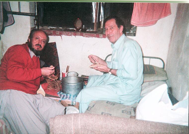 Ein heimlich aufgenommenes Foto zeigt die Gefangenen Georg Taubmann (links) und Peter Bunch beim Essen in ihrer Zelle in Kabul.