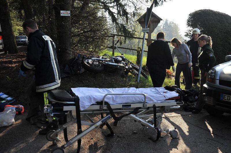 In einer Kurve hat der Zweiradfahrer aus ungeklärten Gründen die Kontrolle über sein Fahrzeug verloren und war gegen einen Baum und anschließend gegen ein Verkehrsschild geprallt. Der Fahrer erlitt schwere Verletzungen am Oberschenkel und musste mit dem Hubschrauber ins Krankenhaus abtransportiert werden.