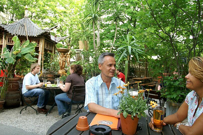 Bambus, Palmen und ganz viel Grün: So gemütlich sitzt es sich im Wirtshaus zum Isartal.