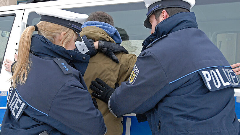 Die Münchner Polizei hat einen internationalen Schleuserring aufgedeckt. Die Bande habe mindestens 102 Iraker nach Europa geschleust, teilte die Polizei München am Dienstag mit. (Symbolfoto: Bundespolizei) Die Münchner Polizei hat einen internationalen Schleuserring aufgedeckt. Die Bande habe mindestens 102 Iraker nach Europa geschleust, teilte die Polizei München am Dienstag mit. (Symbolfoto: Bundespolizei)