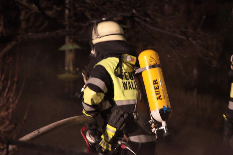Eine Gartenhütte in Waldkraiburg ist in Flammen aufgegangen. Die Bilder vom Feuerwehr-Einsatz