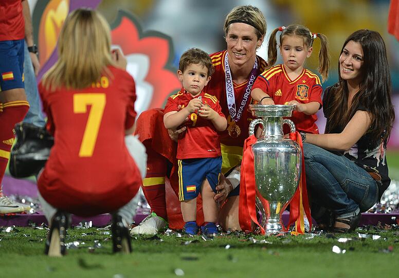 ... und die Familie ließ sich gleich mal mit dem Pokal ablichten...
