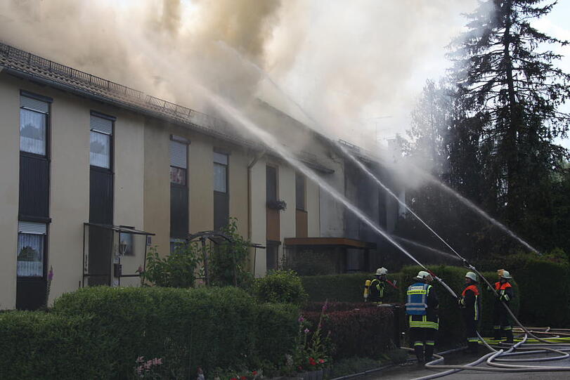 Rauchschwaden in Eiselfing: Ein Wohnhaus steht in Flammen.