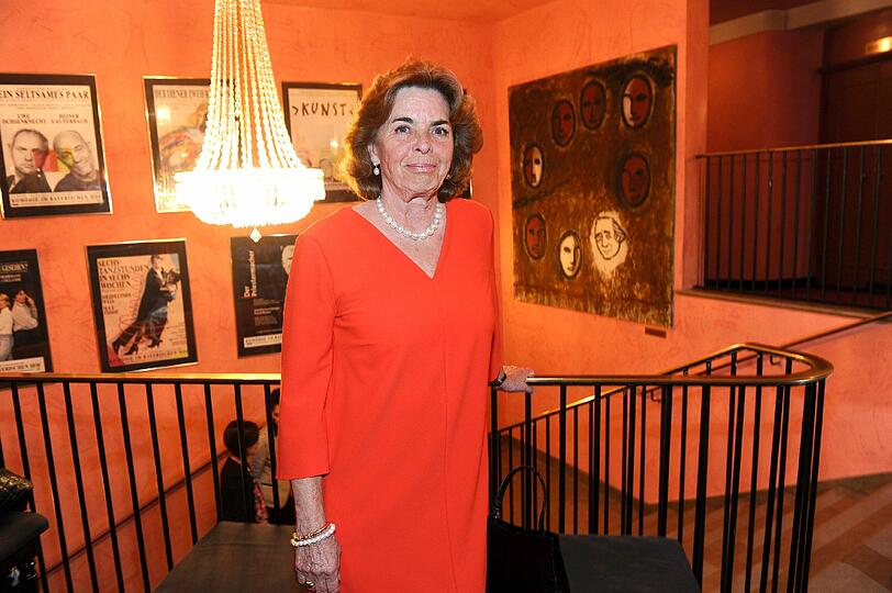 Bei der Premiere der Komödie "Omma Superstar" posiert Christa Clarin (Gräfin von Hadenberg) vor dem Gemälde ihres verstorbenen Mann Hans Clarin.