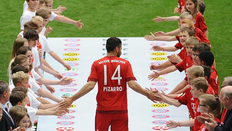 Spalier zum Bayern Abschied: Pizarro im Jahr 2015. Spalier zum Bayern Abschied: Pizarro im Jahr 2015.