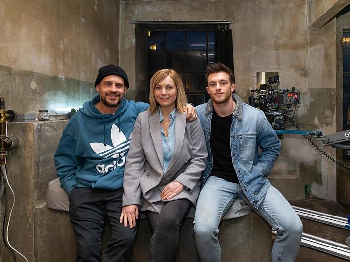 Regisseur Moritz Bleibtreu (l.) und die Schauspieler Nadja Uhl und Jannis Niewöhner bei den Dreharbeiten am Set.