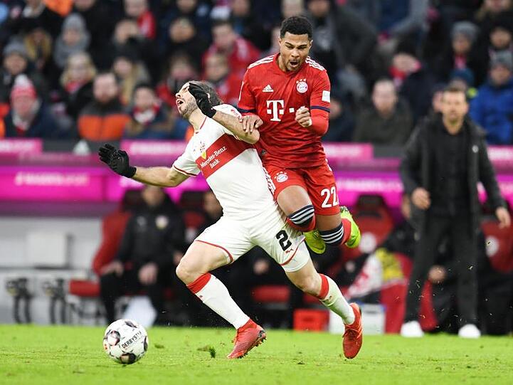 Emiliano Insúa (l.) von Stuttgart und Serge Gnabry von Bayern kämpfen um den Ball. Foto: Tobias Hase