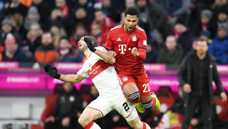Emiliano Insúa (l.) von Stuttgart und Serge Gnabry von Bayern kämpfen um den Ball. Foto: Tobias Hase Emiliano Insúa (l.) von Stuttgart und Serge Gnabry von Bayern kämpfen um den Ball. Foto: Tobias Hase