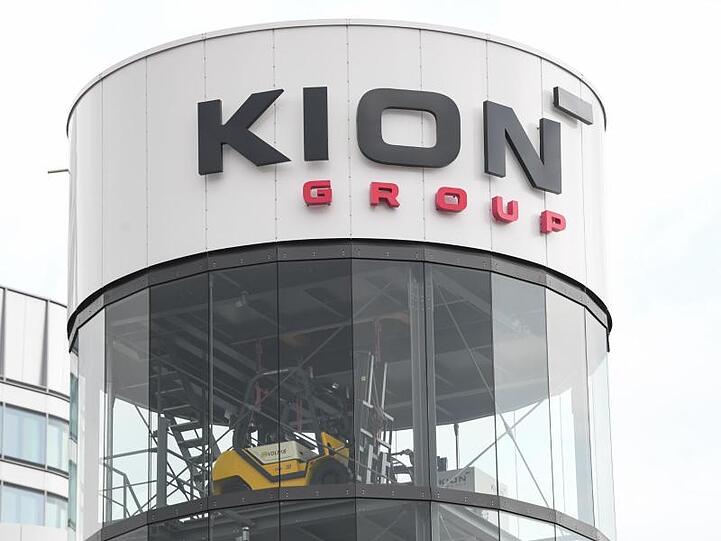 Ein gläserner Turm mit einem Gabelstapler steht vor der Konzernzentrale der Kion Group in Frankfurt.