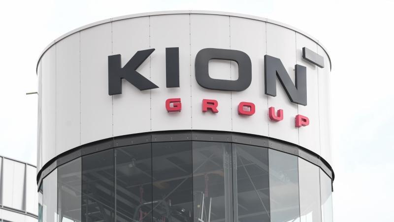 Ein gläserner Turm mit einem Gabelstapler steht vor der Konzernzentrale der Kion Group in Frankfurt. Ein gläserner Turm mit einem Gabelstapler steht vor der Konzernzentrale der Kion Group in Frankfurt.