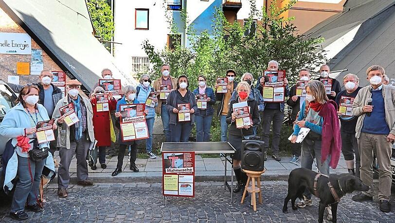 Mahnwache vor der Uhrmacherhäusl-Lücke.