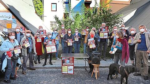 Mahnwache vor der Uhrmacherhäusl-Lücke.